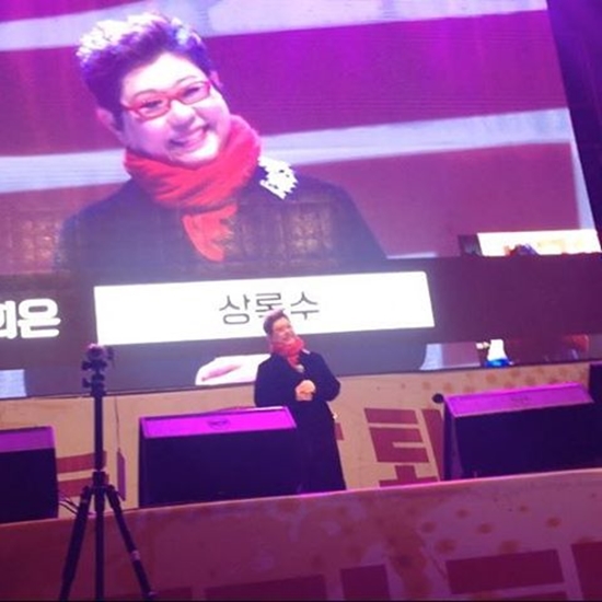 ▲가수 양희은이 26일 광화문 일대에서 열린 '박근혜 즉각 퇴진 5차 범국민행동' 무대에 올랐다.(사진=양희은 인스타그램)