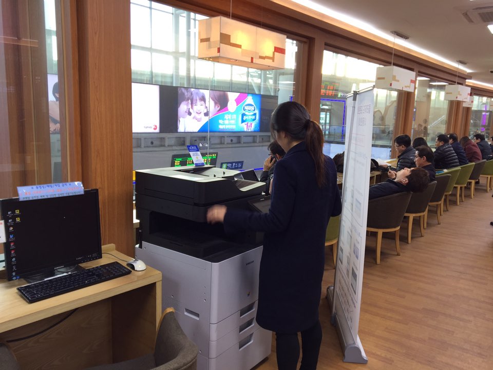 ▲코레일은 철도역을 ‘모바일 오피스’ 기능을 지원할 수 있도록 멤버십라운지에 새로이 비즈니스 공간을 확보해 이용객이 간편하게 출력서비스를 이용하고 결제할 수 있는 무인 유료 복합기를 추가로 설치했다.