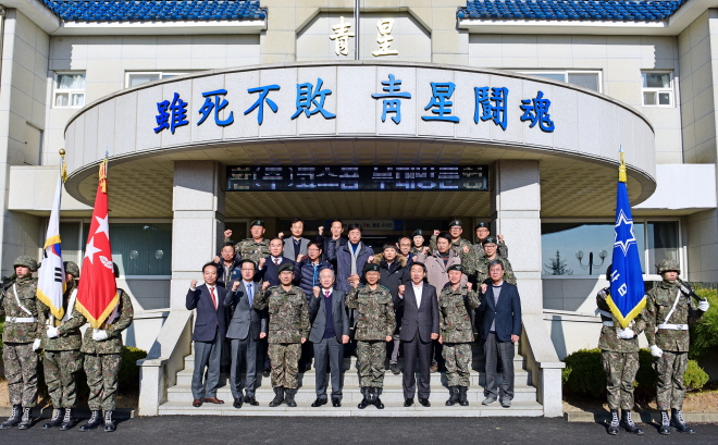 ▲코스콤 정연대 사장(왼쪽에서 네번째) 등 임직원 20여 명은 지난 25일 강원 철원에 위치한 육군 제6보병사단을 방문, 장병들의 노고를 치하하고 위문금을 전달했다. 사진제공 코스콤