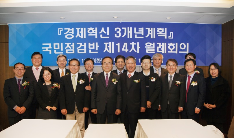 ▲29일 서울 광화문 프레스센터에서 열린 경제혁신 국민점검반 회의에 구자현 KDI 연구위원(왼쪽부터), 신용한 지엘인베스트먼트 대표이사장, 조성욱 서울대 교수, 이석근 서강대 교수, 김태기 단국대 교수, 이규민 한국시장경제포럼 운영위원장, 김준경 KDI 원장, 송재희 중소기업중앙회 상근부회장, 반장식 서강대 교수, 김동호 한국신용정보데이터 대표, 김주훈 KDI 수석이코노미스트, 백웅기 상명대 교수, 김현수 국민대 교수, 안경우 기획재정부 사무관, 이경애 KDI 전문연구원이 참석해 기념사진을 찍고 있다.(한국개발연구원)