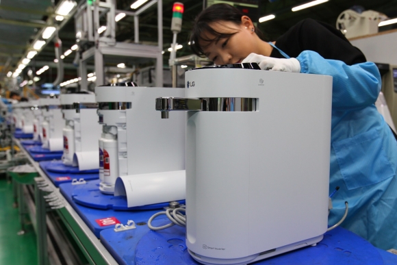 ▲LG전자 직원이 29일 경남 창원시에 위치한 정수기 생산라인에서 퓨리케어 슬림 정수기를 생산하고 있다.
 (사진제공=LG전자)