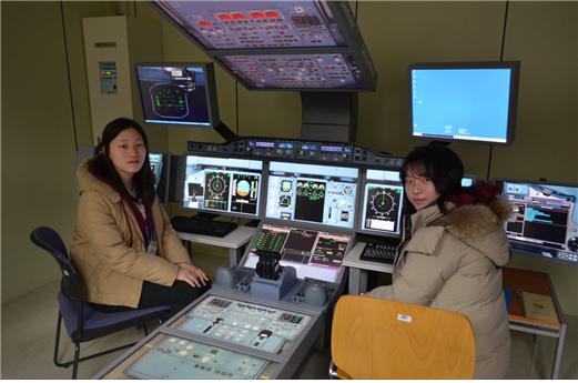 ▲한국항공대 항공우주캠프에 참가한 학생들이 시뮬레이터로 모의비행훈련을 하고 있다.