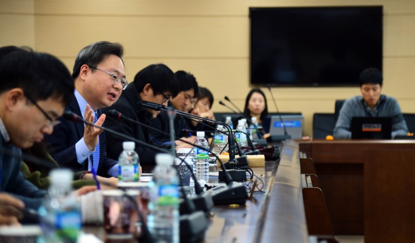 ▲조규홍 기재부 재정관리관(왼쪽 두 번째)이 30일 정부세종청사에서 기자간담회를 열고 취재진 질문에 답하고 있다.(기획재정부)