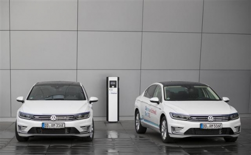 ▲폴크스바겐 등 유럽 자동차업체 4개사가 공동으로 전기자동차 충전소를 세우기로 했다고 29일(현지시간) 밝혔다. 사진은 폴크스바겐 하이브리드차량 파사트 GTE 사이에 전기 충전기가 놓여져 있다. 블룸버그 