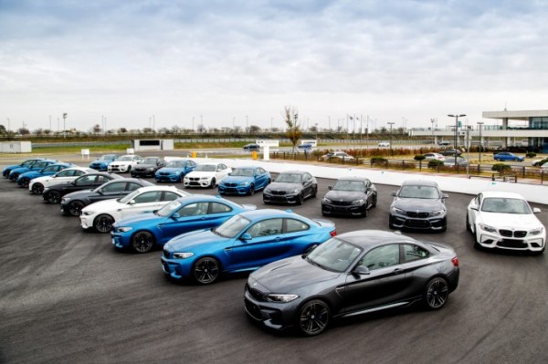 ▲BMW코리아가 영종도 드라이빙 센터에서 BMW 뉴 M2 쿠페 고객들을 대상으로 업계 최초로 차량전달 기념식 ‘Lucky 22 For M2’ 행사를 진행했다.(사진제공=BMW코리아)