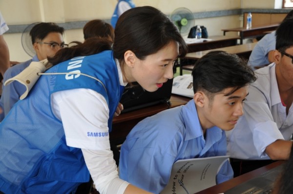 ▲삼성전자 임직원 해외봉사단이 베트남 호치민에서 현지 청년들을 대상으로 IT 교육을 실시하고 있다. (사진 제공 = 삼성전자)