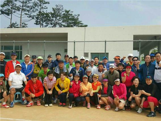▲필자와 함께 운동하는 테니스 회원(조왕래   동년기자)