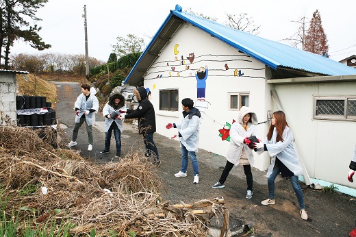▲삼성디스플레이 임직원들이 지난달 30일 천안시 성환읍에서 겨울나기를 위한 '행복연탄 나눔' 봉사활동을 하고 있다.(사진제공=삼성디스플레이)