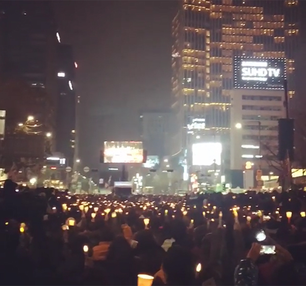 ▲배우 채서진이 11월 26일 열린 촛불집회 참석을 인증했다.(사진=채서진 인스타그램)