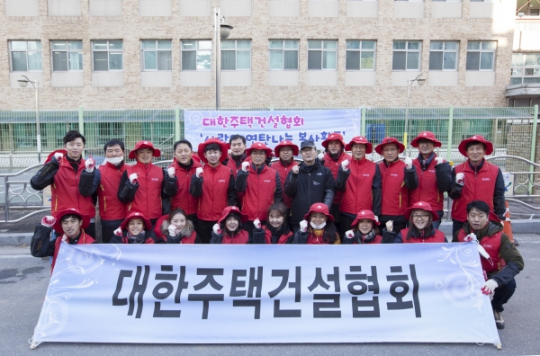 ▲2일 이원식 대한주택건설협회 상근부회장을 비롯한 임직원들은 서울 용산구 한강로 일원에서 ‘2016 사랑의 연탄나눔 봉사활동’을 실시했다(사진=대한주택건설협회)