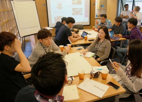▲‘KAIST 사회적기업가 MBA’가 제 4기 학생들이 영국 쉐필드 대학교 해외현장연수 중 팀 토론을 진행하고 있다. (사진제공=SK행복나눔재단)