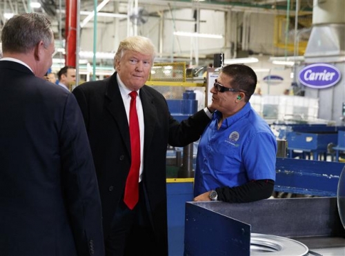 ▲도널드 트럼프(왼쪽) 차기 미국 대통령이 1일(현지시간) 인디애나폴리스의 캐리어 공장을 방문해 근로자와 얘기를 나누고 있다. 인디애나폴리스/AP뉴시스