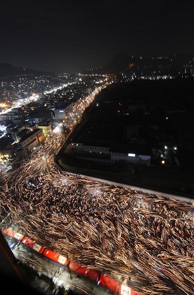 ▲ 
3일 박근혜 대통령의 퇴진을 요구하는 제6차 촛불집회가 서울 광화문 일대에서 열린 가운데 시민들이 청와대로 행진하고 있다. (사진공동취재단)