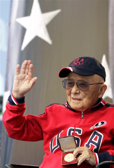 ▲올림픽 2연패에 빛나는 한국계 미국 다이빙 영웅 새미 리가 2일(현지시간) 96세의 나이로 타계했다. 새미 리가 2012년 4월 18일 뉴욕 타임스 스퀘어에서 열린 미국 올림픽팀 페스티벌에서 손을 흔들고 있다. 뉴욕/AP뉴시스  
