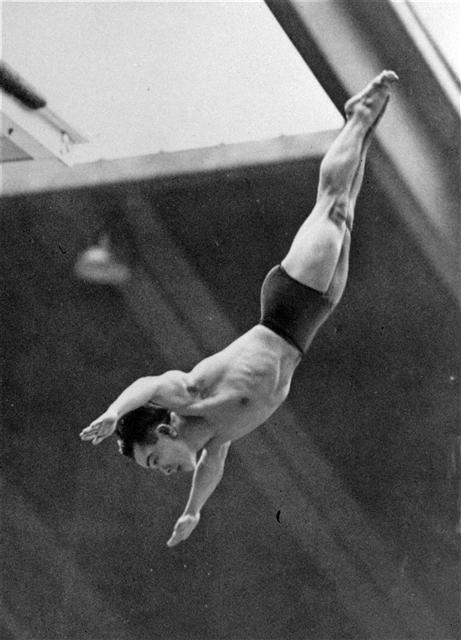 ▲새미 리가 1948년 8월 5일(현지시간) 영국 런던올림픽에서 다이빙하고 있다. 런던/AP뉴시스 