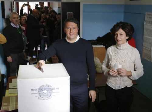 ▲마테오 렌치 이탈리아 총리가 4일(현지시간) 국민투표를 하고 있다. AP뉴시스