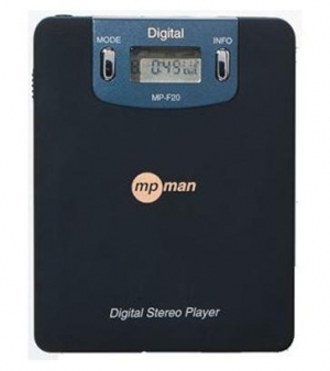 ▲1998년 국내에서 생산된 세계 최초의 디지털 MP3 플레이어. 최초 모델명은 ‘F-10’이었으나 양산되면서 ‘F-20’으로 변경됐다. 당시 해외 판매가격은 워크맨의 2배가 넘는 250달러였다. 