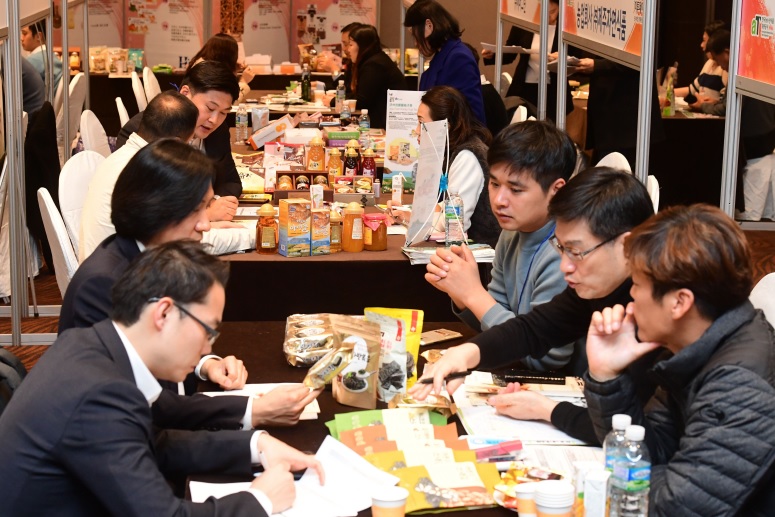 ▲7일 제주 파크선샤인호텔에서 열린 2016 한∙중 농식품 FTA 수출컨소시엄에서 국내기업 참가자와 중국 바이어들이 수출 협상을 진행하고 있다.(사진= 고이란 기자  photoeran@etoday.co.kr)