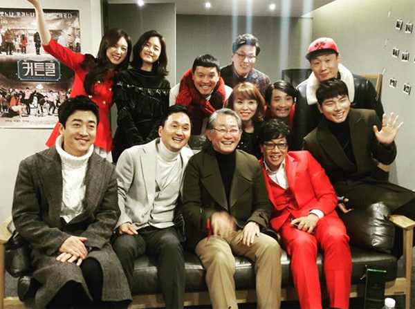 ▲'커튼콜' 배우들 단체사진(사진=채서진 인스타그램)