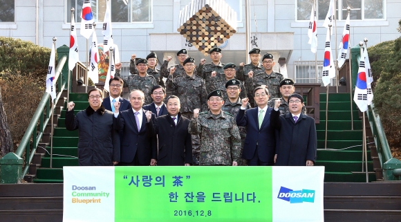 ▲박정원 두산그룹 회장(앞줄 왼쪽에서 세 번째)이 8일 강원도 양구 백두산 부대를 방문해 ‘사랑의 차’를 전달하고, 김혁수 부대장(앞줄 왼쪽에서 네 번째) 등 관계자들과 함께 기념촬영을 하고 있다. (사진제공=두산그룹)