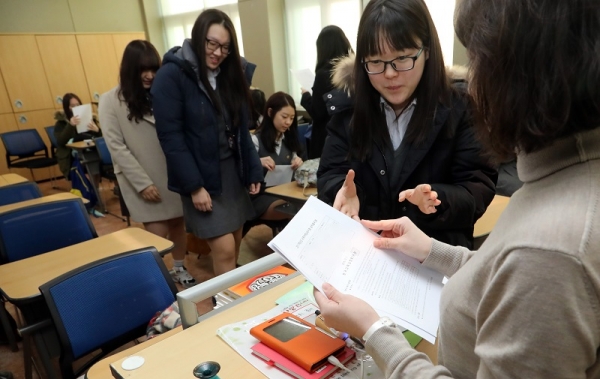 ▲7일 서울 이화외국어고등학교에서 학생들이 대학수학능력시험 성적표를 배부받고 있다.(연합뉴스)