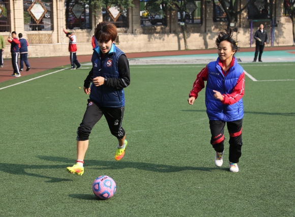 ▲현대제철 여자축구단 '레드엔젤스' 선수와 중국 충칭(重慶)시 따핑(大坪)중학교 여자 축구부 선수가 7일 그라운드를 누비고 있다.(사진제공=현대제철)