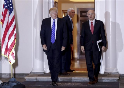 ▲도널드 트럼프(왼쪽) 미국 대통령 당선인과 앤드류 푸즈더 CKE레스토랑홀딩스 최고경영자(CEO)가 지난달 19일(현지시간) 트럼프 소유의 뉴저지 골프클럽에서 만난 뒤 걸어나오고 있다. 사진=AP뉴시스 