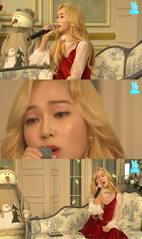 ▲제시카가 'wonderland' 공개를 앞두고 생방송을 진행했다.(사진=네이버 V LIVE)
