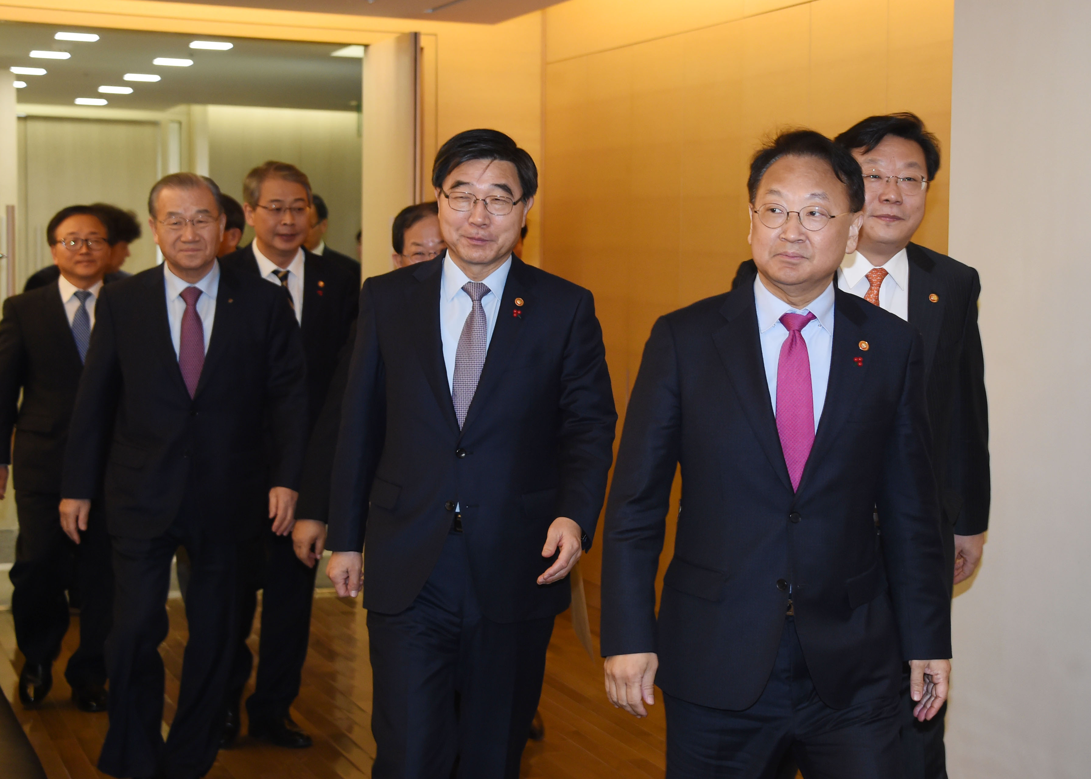 ▲유일호 부총리(오른쪽 두 번째)가 10일 서울 남대문 대한상공회의소 내 경제5단체장 간담회장에 입장하고 있다.(기획재정부)