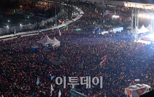 한파 속에도 촛불집회는 ‘후끈’…보수단체 맞불집회도