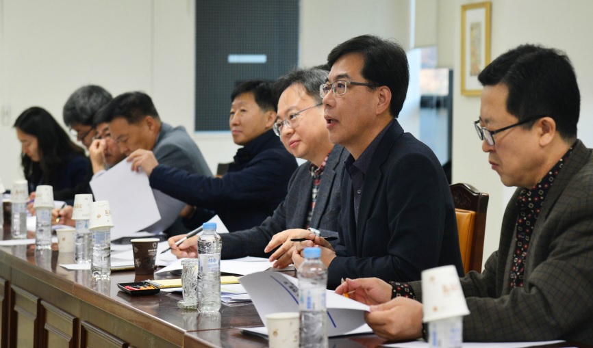 ▲송언석 기재부 차관(오른쪽 두 번째)이 11일 서울시 서초구 서울지방조달청에서 재정상황 점검회의를 주재하고 있다.(기획재정부)