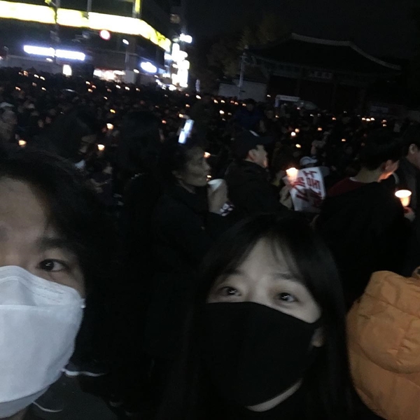 ▲다이나믹 듀오 최자, 배우 설리 커플이 10일 열린 광화문 촛불집회에 참석했다.(사진=최자 인스타그램)