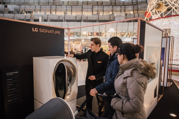 ▲프랑스 파리 시내 프랑스국립산업기술센터 쇼핑몰에 있는 ‘LG 시그니처(LG SIGNATURE) 갤러리’에서 관람객들이 'LG 시그니처' 제품을 둘러보고 있다.(사진제공=LG전자)