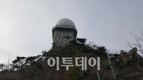 ▲관악산 칼바위 부근에 위치한 관악산기상레이더관측소의 모습. 축구공 모양의 돔 안에 기상 관측 레이더가 설치돼 있다.(김정웅 기자 cogito@)