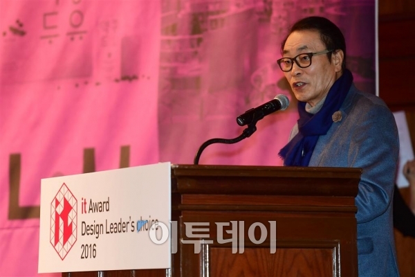 ▲정용빈 한국디자인진흥원장이 12일 서울 강남구 임페리얼 팰리스 호텔에서 열린 '제5회 잇어워드 시상식'에서 축사를 하고 있다.