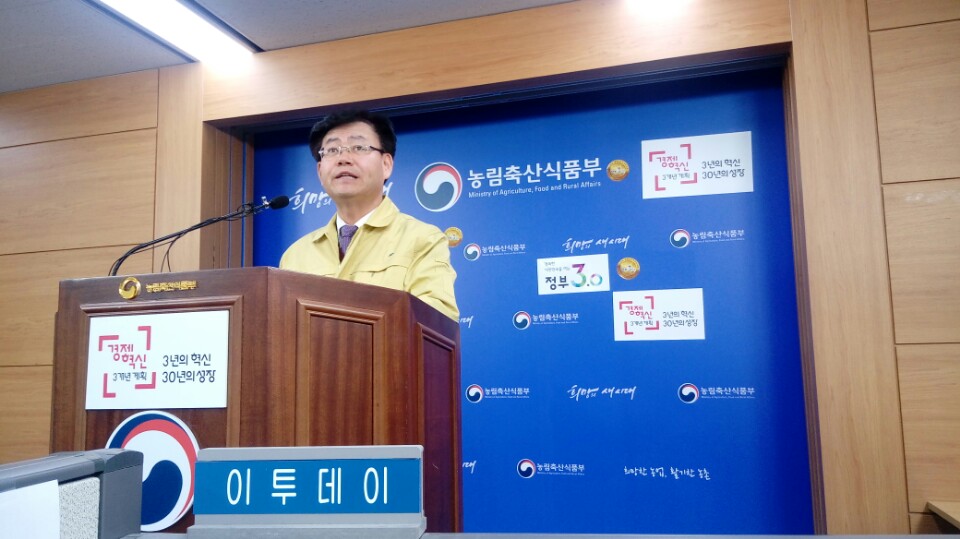 ▲김경규 농림부 식품산업정책실장이 12일 정부세종청사 농림부 기자실에서 AI 피해 현황과 향후 대책을 브리핑하고 있다.