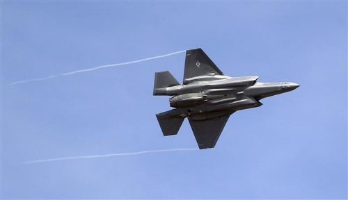 ▲록히드 마틴이 개발하는 미국 차세대 전투기 F-35. 도널드 트럼프는 12일(현지시간) 트위터에 F-35 프로그램과 비용이 통제 불능이라고 비판하는 트윗을 날렸다. AP뉴시스 