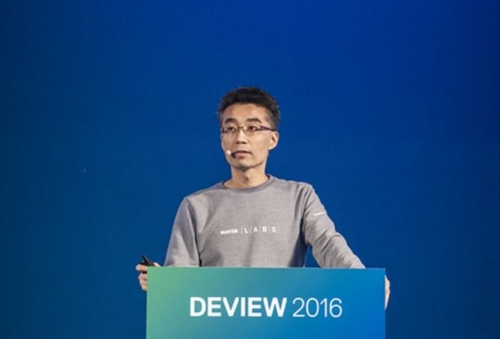 ▲송창현 네이버 최고기술책임자가 10월 서울에서 열린 개발자 컨퍼런스 'DEVIEW2016'에서 기조연설 하고 있다.(사진=네이버)