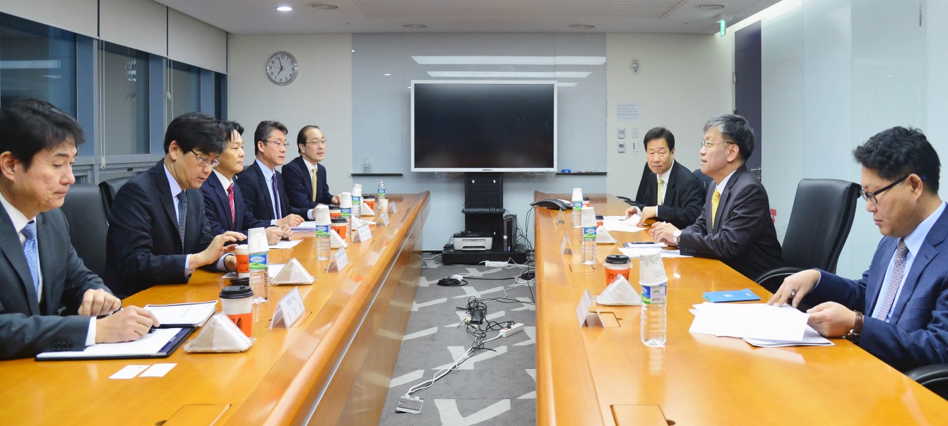 ▲14일 최상목 기재부 차관(오른쪽 두 번째)이 서울 여의도동 수출입은행에서 주요 IB 대표 및 이코노미스트들과 최근 한국경제에 대한 시각과 전망을 논의하고 있다.(기획재정부)