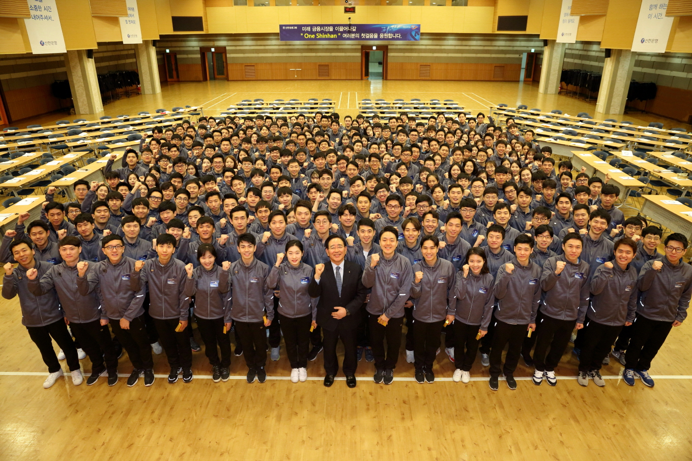 한동우 신한금융 회장, 신입사원에 '실력ㆍ탐구ㆍ인연' 당부