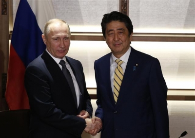▲15일(현지시간) 일본 야마구치현에서 회담을 가진 아베 신조 일본 총리와 블라디미르 푸틴 러시아 대통령이 악수를 나누고 있다. 사진=신화연합뉴스