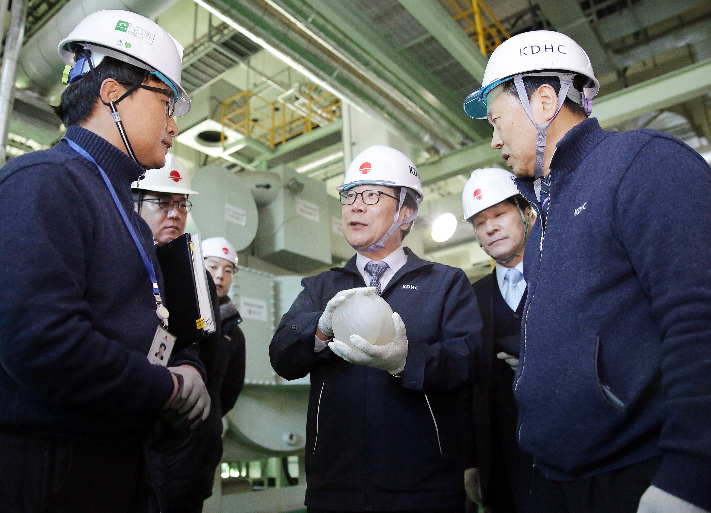 ▲(사진 가운데) 김경원 한국지역난방공사 사장. (사진=한국지역난방공사 )