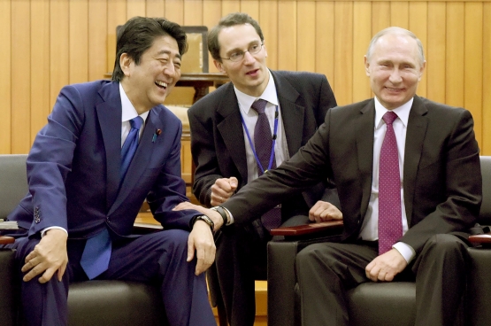 ▲아베 신조 일본 총리(왼쪽)와 블라디미르 푸틴 러시아 대통령이 16일(현지시간) 일본 도쿄의 유도 경기장인 고도칸에서 나란히 앉아 대화하다가 밝게 웃고 있다. 두 정상은 지난 15일부터 이틀간 열린 정상회담에서 일본의 러시아에 대한 3000억 엔 대 경제협력에 합의했다. 도쿄/EPA연합뉴스