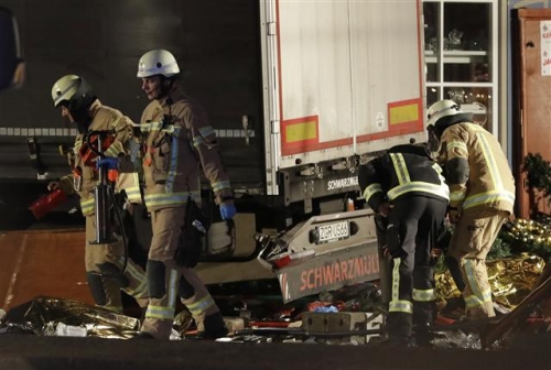 ▲독일 베를린 서부 지역의 한 상가 밀집지역에서 19일(현지시간) 트럭이 돌진해 최소 9명이 사망했다. 사진은 소방관들이  사건 현장을 조사하는 모습. 사진=AP뉴시스 