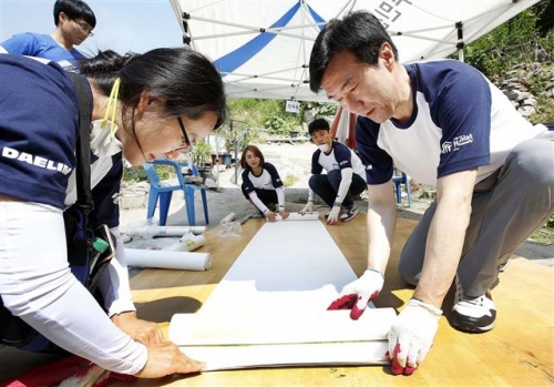 ▲대림산업 봉사단원들이 2005년부터 진행해온 ‘행복나눔’의 일환으로 노후지역 밀집지역 시설을 개선하는 활동을 펼치고 있다. 사진제공 대림산업