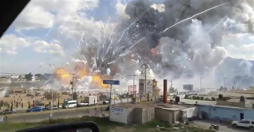 ▲멕시코 툴테펙에 있는 산 파블리토 폭죽시장에서 20일(현지시간) 대규모 폭발이 발생한 모습. 사진=AP뉴시스