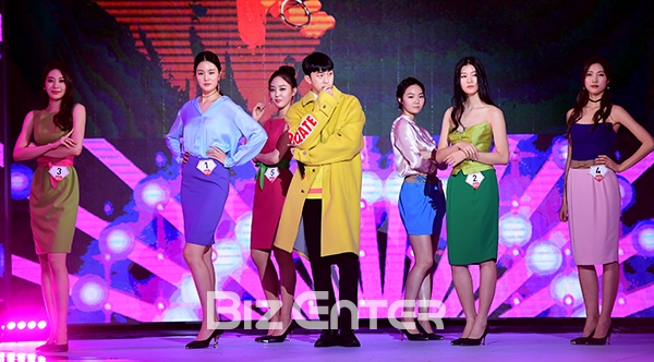 ▲2016 슈퍼모델 선발대회 참가자들과 슬리피(가운데)(사진=윤예진 기자 yoooon@)