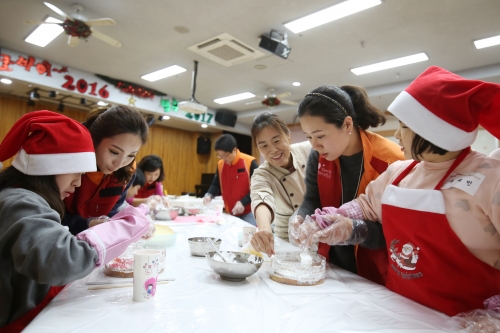 ▲SK이노베이션 직원들이 21일 서울 노원구에 위치한 다운복지관에서 발달장애아동들과 크리스마스 케이크를 만들고 있다. (사진제공=SK이노베이션)