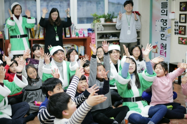 ▲22일 광주 ‘삼성 그린시티’임직원들이 예뜰지역아동센터를 찾아가 아이들과 함께 크리스마스 트리를 만들고 있다. (사진제공=삼성전자)