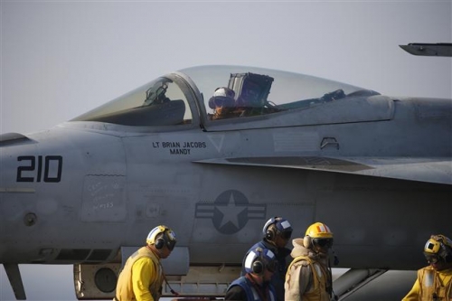 ▲도널드 트럼프가 22일(현지시간) 록히드마틴의 전투기 F-35를 보잉의 F-18 슈퍼호넷으로 대체할 가능성을 언급했다.  F-18이 항공모함 USS로널드레이건호에서 이륙을 준비하고 있다. AP뉴시스 